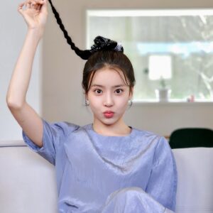 Jeong Sin-hye Instagram - 멀고도 가깝…기엔 어려운 우리 이슬이, 이젠 착하게 살아야한다~!
; 함께하면서 감사하지 않은 분이 없었던 우리 <낮에뜨는달>을 만들어주신 모든 감독님, 배우님, 스탭분들.
 그 시간들을 함께 할 수 있어서 행복했고, 영광이었습니다. 
그리고 끝까지 시청해주신 모든 분들께 감사했습니다💟