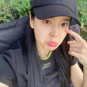 Jeong Sin-hye Instagram - 멀고도 가깝…기엔 어려운 우리 이슬이, 이젠 착하게 살아야한다~!
; 함께하면서 감사하지 않은 분이 없었던 우리 <낮에뜨는달>을 만들어주신 모든 감독님, 배우님, 스탭분들.
 그 시간들을 함께 할 수 있어서 행복했고, 영광이었습니다. 
그리고 끝까지 시청해주신 모든 분들께 감사했습니다💟