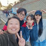 Jeong Sin-hye Instagram – 멀고도 가깝…기엔 어려운 우리 이슬이, 이젠 착하게 살아야한다~!
; 함께하면서 감사하지 않은 분이 없었던 우리 <낮에뜨는달>을 만들어주신 모든 감독님, 배우님, 스탭분들.
그 시간들을 함께 할 수 있어서 행복했고, 영광이었습니다.
그리고 끝까지 시청해주신 모든 분들께 감사했습니다💟