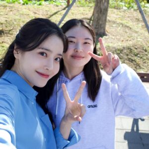 Jeong Sin-hye Instagram - 멀고도 가깝…기엔 어려운 우리 이슬이, 이젠 착하게 살아야한다~!
; 함께하면서 감사하지 않은 분이 없었던 우리 <낮에뜨는달>을 만들어주신 모든 감독님, 배우님, 스탭분들.
 그 시간들을 함께 할 수 있어서 행복했고, 영광이었습니다. 
그리고 끝까지 시청해주신 모든 분들께 감사했습니다💟