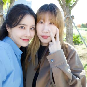 Jeong Sin-hye Instagram - 멀고도 가깝…기엔 어려운 우리 이슬이, 이젠 착하게 살아야한다~!
; 함께하면서 감사하지 않은 분이 없었던 우리 <낮에뜨는달>을 만들어주신 모든 감독님, 배우님, 스탭분들.
 그 시간들을 함께 할 수 있어서 행복했고, 영광이었습니다. 
그리고 끝까지 시청해주신 모든 분들께 감사했습니다💟