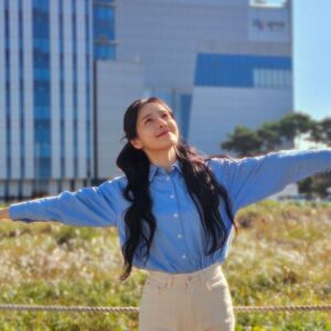 Jeong Sin-hye Instagram - 멀고도 가깝…기엔 어려운 우리 이슬이, 이젠 착하게 살아야한다~!
; 함께하면서 감사하지 않은 분이 없었던 우리 <낮에뜨는달>을 만들어주신 모든 감독님, 배우님, 스탭분들.
 그 시간들을 함께 할 수 있어서 행복했고, 영광이었습니다. 
그리고 끝까지 시청해주신 모든 분들께 감사했습니다💟