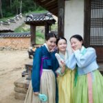 Jeong Sin-hye Instagram - 남산골 늙은 아씨들,,아니 맹박사네 세자매 오늘도 보러와주실거죠💜💛🩵 #혼례대첩#kbs2월화드라마 #밤9시45분본방사수 #thematchmakers