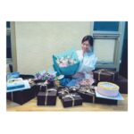 Jeong So-min Instagram - 너무너무 고맙습니다🙇🏻‍♀️ 매년 생일마다 이렇게 잔뜩 챙겨주는 우리 솜사탕🍭 이걸 다 어떻게 갚나 싶을 만큼 늘 많은걸 줘서 정말 고마워요..💕덕분에 이번 생일도 벅차게 행복한 날이었어요:) 솜사탕들이 보내주는 애정이 나를 사계절 내내 요즈음의 봄처럼 따뜻하게 해주는 것 같아🌷말로 다 표현 못할 만큼 고마와요😊