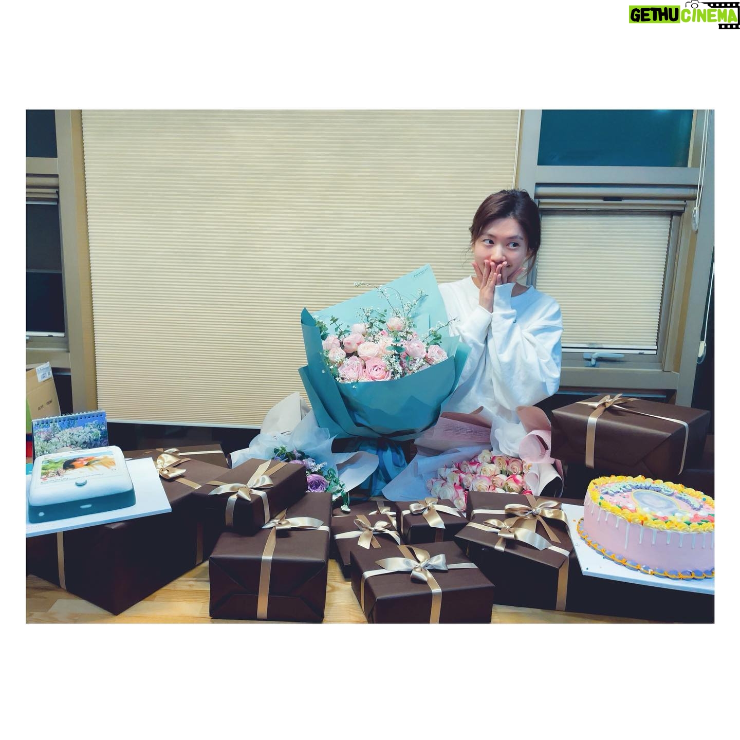 Jeong So-min Instagram - 너무너무 고맙습니다🙇🏻♀️ 매년 생일마다 이렇게 잔뜩 챙겨주는 우리 솜사탕🍭 이걸 다 어떻게 갚나 싶을 만큼 늘 많은걸 줘서 정말 고마워요..💕덕분에 이번 생일도 벅차게 행복한 날이었어요:) 솜사탕들이 보내주는 애정이 나를 사계절 내내 요즈음의 봄처럼 따뜻하게 해주는 것 같아🌷말로 다 표현 못할 만큼 고마와요😊