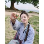 Jeong So-min Instagram - 후.. 어제까지만 해도 내일 날씨 흐림이었는데 갑자기 비소식이😢 플리마켓 장소가 야외이다보니 비가 오면 진행이 어려운 관계로 내일 플리마켓은 19일 일요일로 미뤄야할 것 같아요😭 기대 많이 하고 있었는데 아쉬워요.. 공지는 그때쯤 다시 올릴게요! 죄송함미다🥺 🍀무덕이의 네잎클로버 기운을 받아 19일은 쨍쨍하길☀️