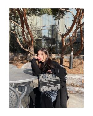 Jeong So-min Instagram - 오늘은 블랙이댜
연습하러 총총총..🖤

#colombo 🖤