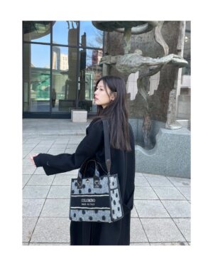 Jeong So-min Instagram - 오늘은 블랙이댜
연습하러 총총총..🖤

#colombo 🖤