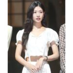 Jeong So-min Instagram - 예쁜 사진 감사합니다🙏🏻 박제 땅땅 그 와중에 가위바위보 짐🤷🏻‍♀️머쓱 셰인럽 막공까지 달려요💃🏻 예술의전당에서 기다리고 있을게요 #셰익스피어인러브 @shownote_theatre
