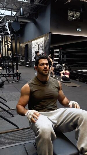 Jesse Metcalfe Instagram - Still on my grind thru the holidays 💪🏽