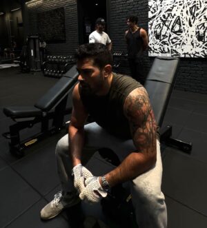 Jesse Metcalfe Instagram - MIND, BODY & SOUL.

This year has been one of the most challenging of my life, but it’s set me on an incredible journey of personal growth and self-discovery. 

The one thing that’s always remained my anchor in the storm is fitness, and the incredible health and wellness communities that I’m lucky enough to be a part of. 

No man is an island. Find your tribe.