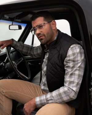 Jesse Metcalfe Instagram - What’s your favorite @josephabboud look? The Truck or Muscle car? Clear frame or bold frame? Dad look or Zaddy?
@altaireyewear #JosephAbboudEyewear #JOEeyewear #Zaddy #AD
