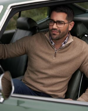 Jesse Metcalfe Instagram - What’s your favorite @josephabboud look? The Truck or Muscle car? Clear frame or bold frame? Dad look or Zaddy?
@altaireyewear #JosephAbboudEyewear #JOEeyewear #Zaddy #AD