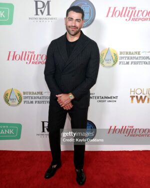 Jesse Metcalfe Instagram - Presenting “Best Actor” at last night’s Burbank International Film Festival honoring Tim Burton. Wearing @toddsnyderny 🎥✨