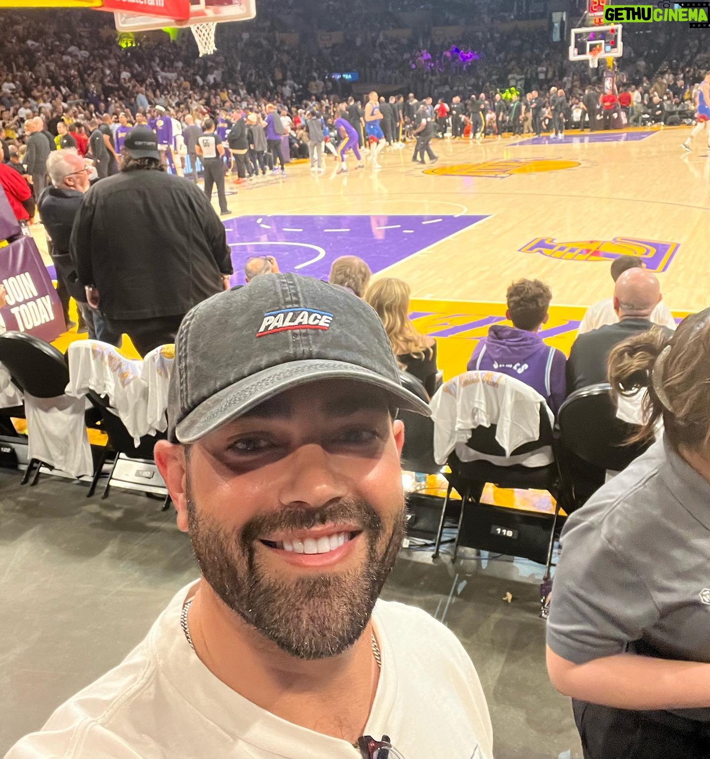 Jesse Metcalfe Instagram - Call a damn foul! Story of the game so far. It ain’t lookin’ good, but the seats are great! Thanks, Brett! 🏀🔥