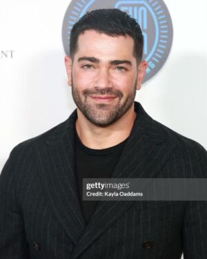 Jesse Metcalfe Instagram - Presenting “Best Actor” at last night’s Burbank International Film Festival honoring Tim Burton. Wearing @toddsnyderny 🎥✨