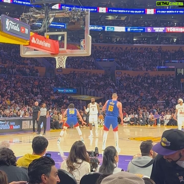 Jesse Metcalfe Instagram - Call a damn foul! Story of the game so far. It ain’t lookin’ good, but the seats are great! Thanks, Brett! 🏀🔥
