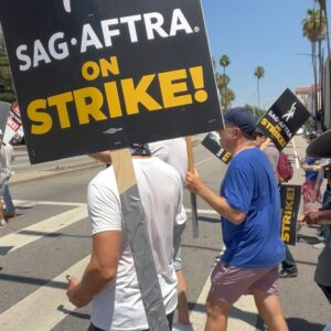 Jesse Metcalfe Instagram - What better way to start the week than in solidarity with my fellow writers and actors! 🪧🎭 #sagaftra