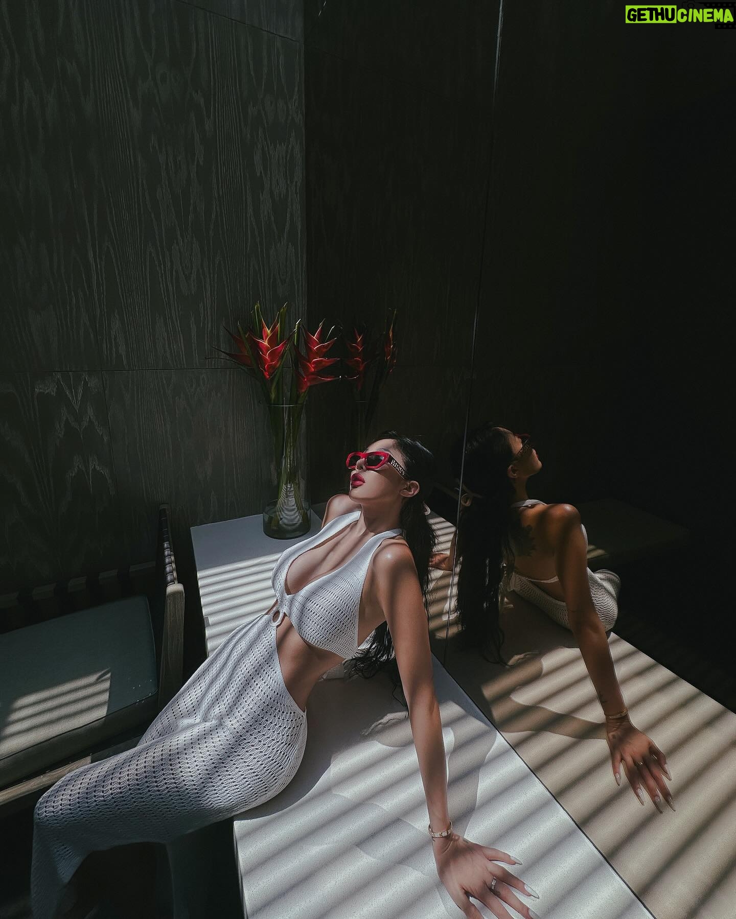 Jessi Instagram - Reflections of my perfect imperfections 💋