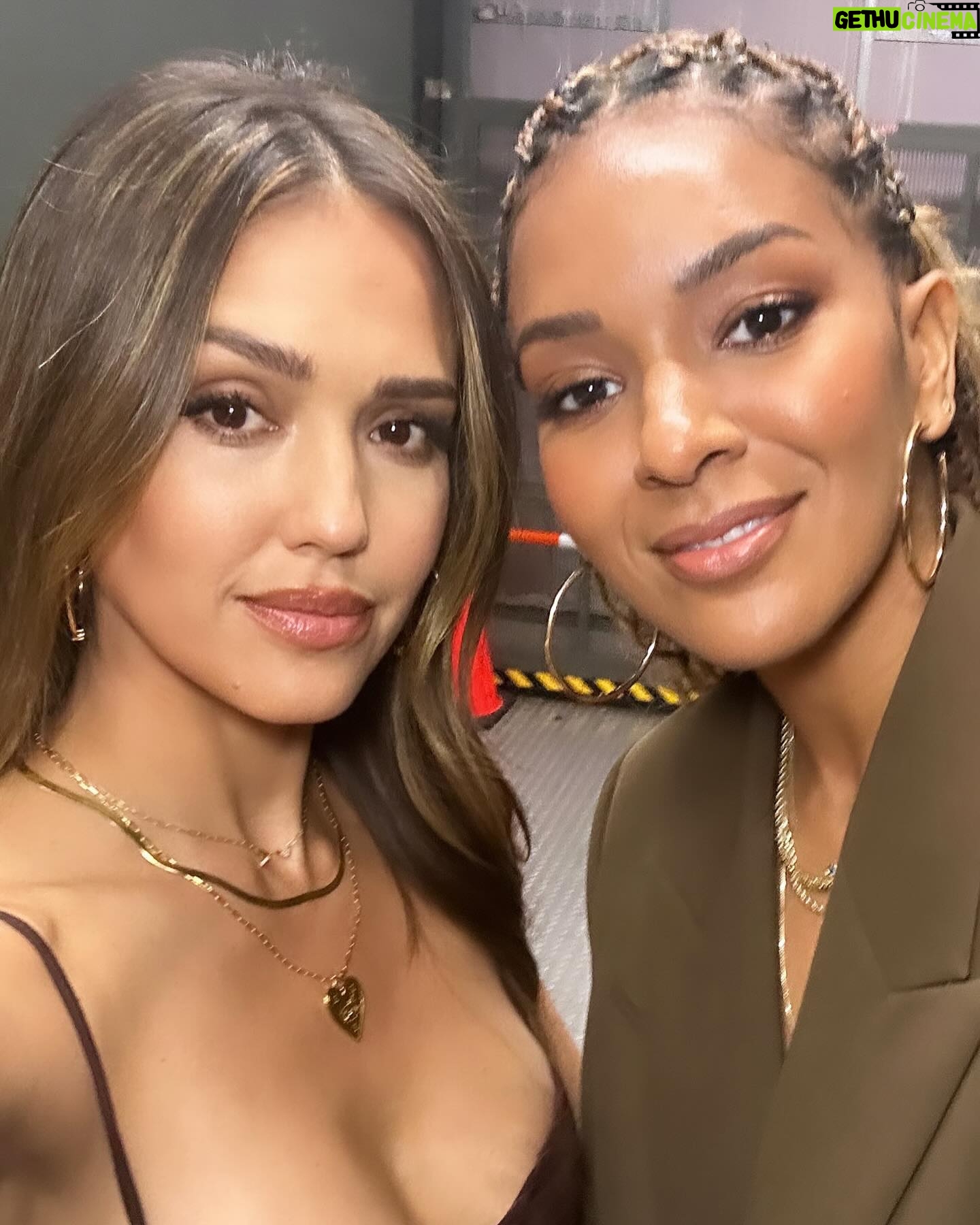 Jessica Alba Instagram - A quick trip to #NYC with our @therokuchannel fam for all things @honest_renovations 👷🏽♀️💜