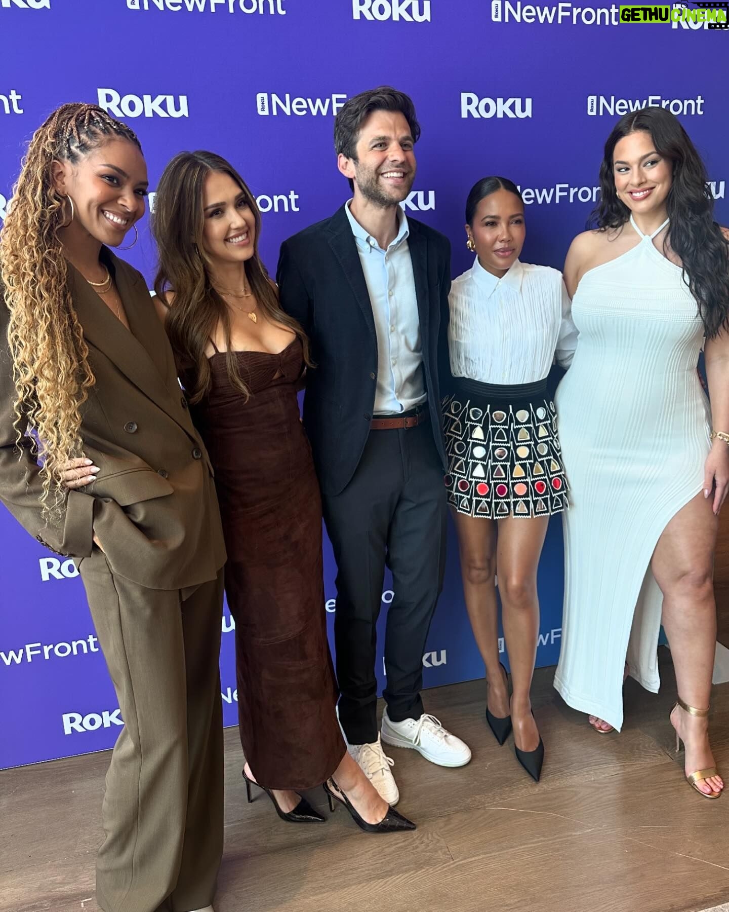 Jessica Alba Instagram - A quick trip to #NYC with our @therokuchannel fam for all things @honest_renovations 👷🏽♀️💜