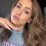 Jessica Alba Instagram - April 🌴💫🫶🏽🇬🇧👯‍♀️🤍 #Gratitude