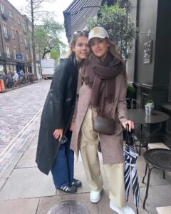 Jessica Alba Instagram - April 🌴💫🫶🏽🇬🇧👯‍♀️🤍 #Gratitude