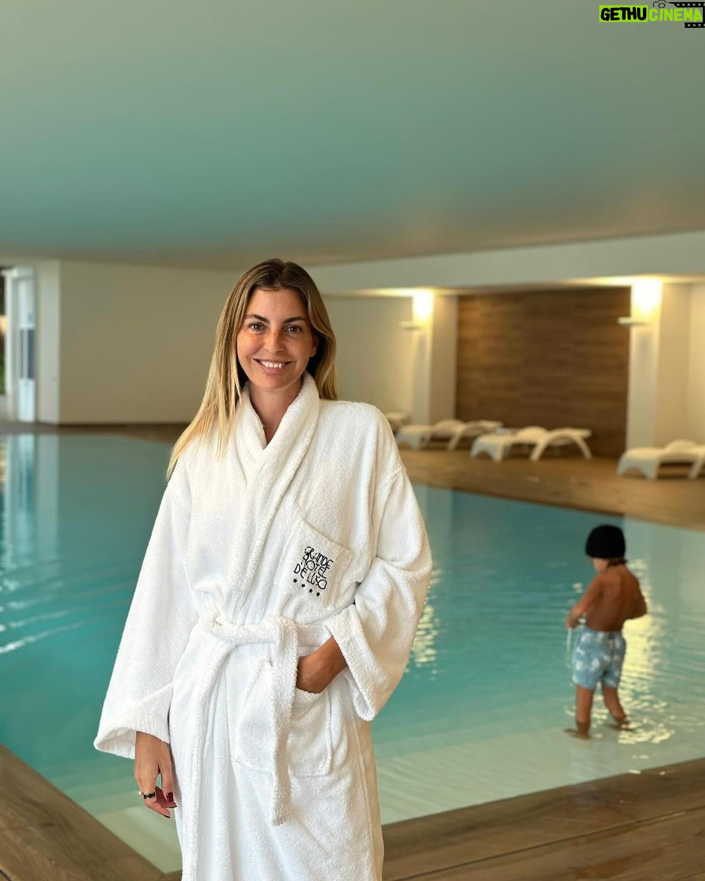 Jessica Athayde Instagram - No fim de semana passado tive finalmente a oportunidade de visitar as @termasdeluso , um lugar icónico que já queria conhecer há muitos anos. Primeiro que tudo, quem nunca fez uma massagem vichy não sabe o que anda a perder. É tao bom estar a receber massagem com água a cair em cima de nós, ultra relaxante. Depois, fiz um tratamento facial que deixou a minha pele espectacular. O meu peixinho adorou e se pudesse ainda la estava a dar mergulhos na piscina interior de água quente. #pub @aguadeluso #aguadeluso #naturalmenteequilibrada