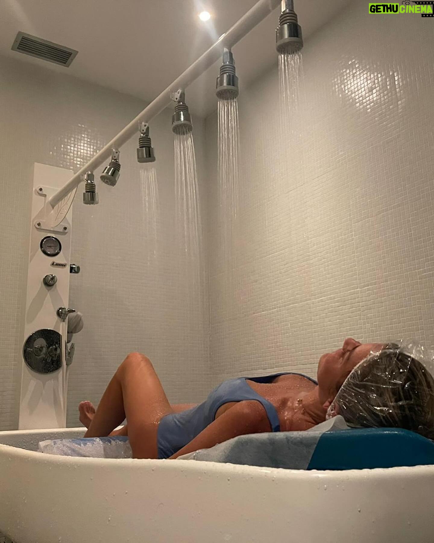 Jessica Athayde Instagram - No fim de semana passado tive finalmente a oportunidade de visitar as @termasdeluso , um lugar icónico que já queria conhecer há muitos anos. Primeiro que tudo, quem nunca fez uma massagem vichy não sabe o que anda a perder. É tao bom estar a receber massagem com água a cair em cima de nós, ultra relaxante. Depois, fiz um tratamento facial que deixou a minha pele espectacular. O meu peixinho adorou e se pudesse ainda la estava a dar mergulhos na piscina interior de água quente. #pub @aguadeluso #aguadeluso #naturalmenteequilibrada