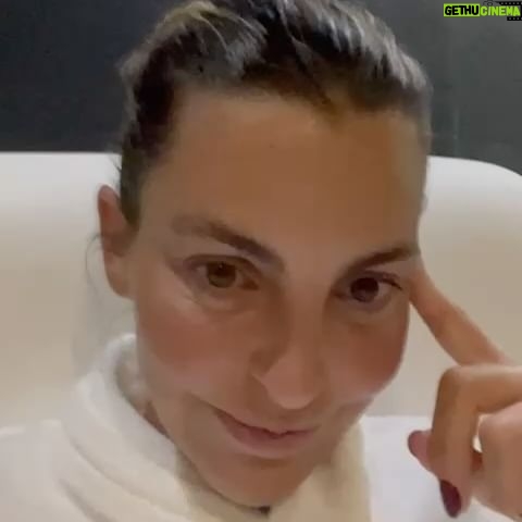 Jessica Athayde Instagram - No fim de semana passado tive finalmente a oportunidade de visitar as @termasdeluso , um lugar icónico que já queria conhecer há muitos anos. Primeiro que tudo, quem nunca fez uma massagem vichy não sabe o que anda a perder. É tao bom estar a receber massagem com água a cair em cima de nós, ultra relaxante. Depois, fiz um tratamento facial que deixou a minha pele espectacular. O meu peixinho adorou e se pudesse ainda la estava a dar mergulhos na piscina interior de água quente. #pub @aguadeluso #aguadeluso #naturalmenteequilibrada