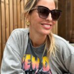 Jessica Athayde Instagram - 🌹 Confesso que sou meia obcecada com a Frida Kahlo, quando estive no México visitei as suas duas casas com horas de fila de espera, tenho uma enorme admiração pela forma livre e apaixonante com que viveu mesmo no meio das suas dificuldades ( se não conheces bem a história além de leres podes ver o filme que foi feito há muitos anos ) Quando soube que ia sair uma coleção de óculos dedicado à Frida Kahlo sabia que tinha de ter uns. Com um detalhe maravilhoso das sobrancelhas da Frida. “At the end of the day we can endure much more than we think we can” #yaleaeyewear #yaleaxfridakahlo @derigo_official @yaleaeyewear