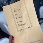 Jessica Athayde Instagram – No fim de semana passado tive finalmente a oportunidade de visitar as @termasdeluso , um lugar icónico que já queria conhecer há muitos anos. Primeiro que tudo, quem nunca fez uma massagem vichy não sabe o que anda a perder. É tao bom estar a receber massagem com água a cair em cima de nós, ultra relaxante. Depois, fiz um tratamento facial que deixou a minha pele espectacular. O meu peixinho adorou e se pudesse ainda la estava a dar mergulhos na piscina interior de água quente.
#pub @aguadeluso #aguadeluso #naturalmenteequilibrada
