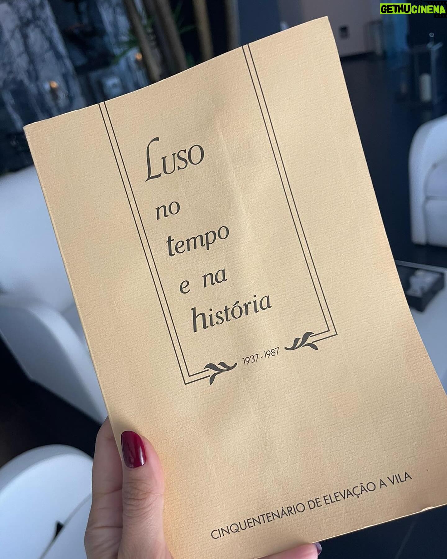 Jessica Athayde Instagram - No fim de semana passado tive finalmente a oportunidade de visitar as @termasdeluso , um lugar icónico que já queria conhecer há muitos anos. Primeiro que tudo, quem nunca fez uma massagem vichy não sabe o que anda a perder. É tao bom estar a receber massagem com água a cair em cima de nós, ultra relaxante. Depois, fiz um tratamento facial que deixou a minha pele espectacular. O meu peixinho adorou e se pudesse ainda la estava a dar mergulhos na piscina interior de água quente. #pub @aguadeluso #aguadeluso #naturalmenteequilibrada
