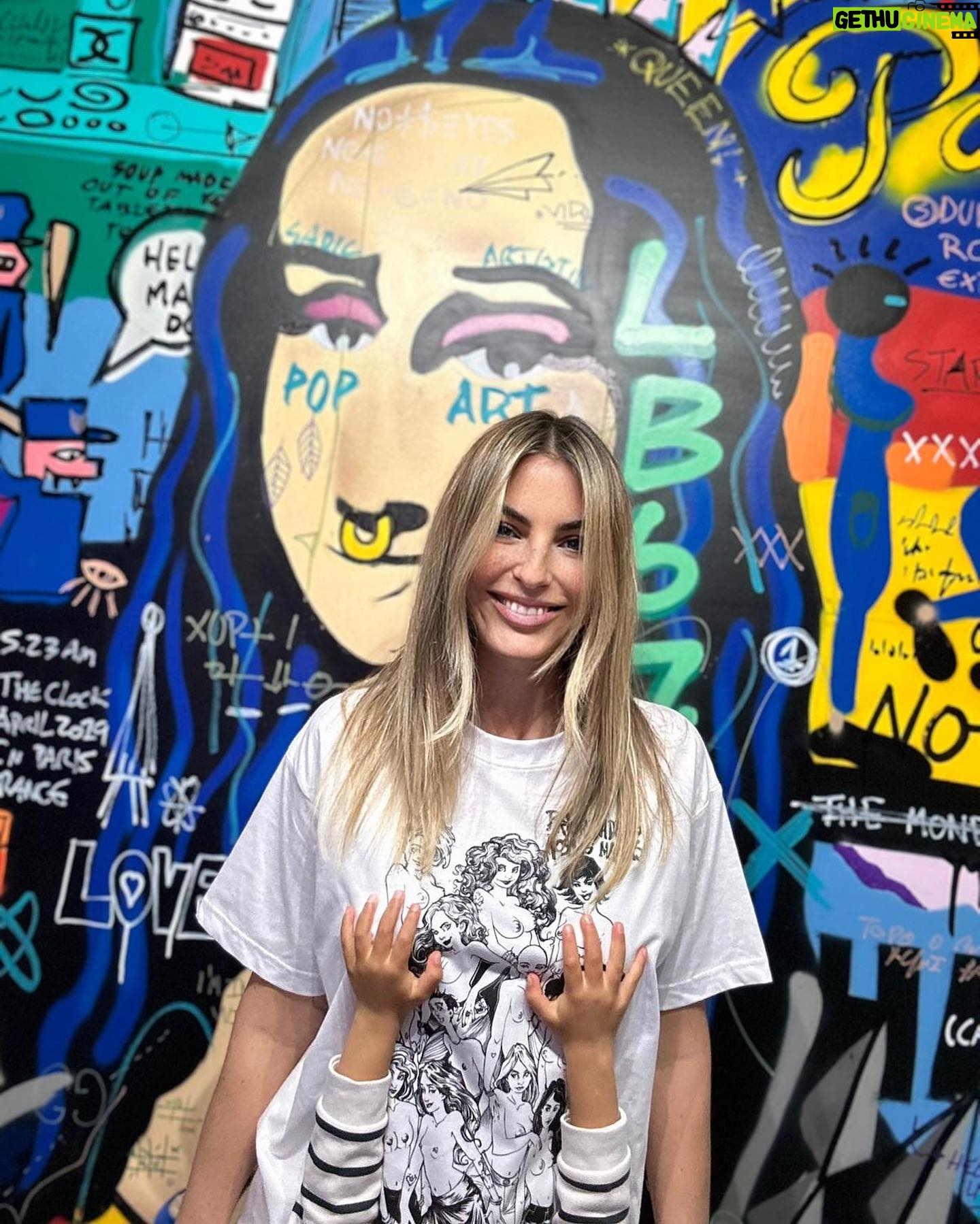 Jessica Athayde Instagram - Em menos de 24 h esta tshirt já vai para a segunda edição!!! A minha amiga Rita não só fala como faz acontecer coisas importantes ! Orgulho É uma homenagem a todas as mulheres que passam ou já passaram por um cancro de mama e um alerta para darmos sempre prioridade á nossa saúde, estarmos atentas com exames em dia. E esta é mesmo a mensagem que se quer passar ! EXAMINA - AS ! A receita TOTAL de vendas reverte a favor do IPO Lisboa - que ajuda tantas mulheres. Podes comprar a tua tshirt online https://www.seventh.style/ Ou então nos espaços físicos que apoiam esta iniciativa @seventhbrunch @ritaferrorodrigues @ipolisboa