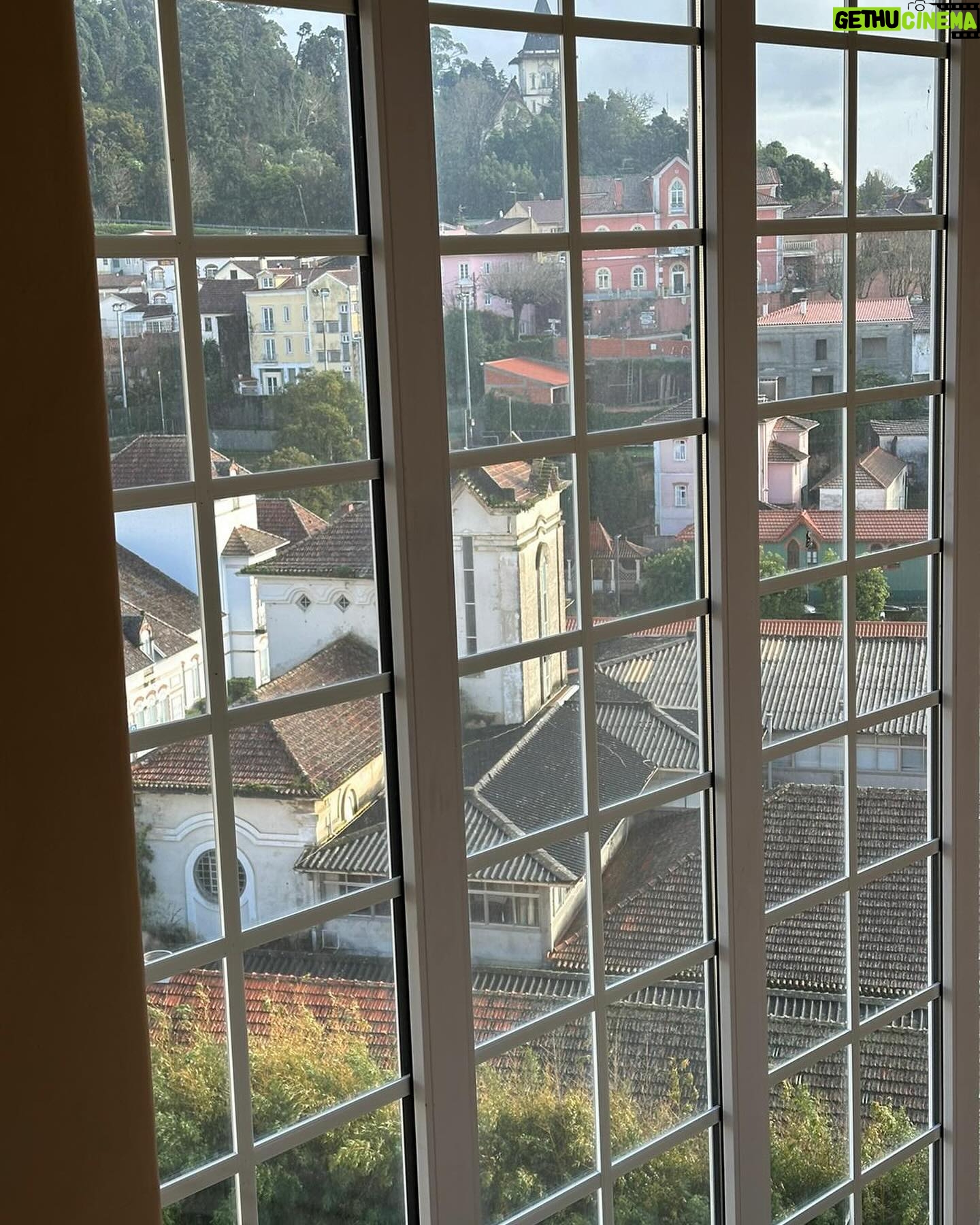 Jessica Athayde Instagram - No fim de semana passado tive finalmente a oportunidade de visitar as @termasdeluso , um lugar icónico que já queria conhecer há muitos anos. Primeiro que tudo, quem nunca fez uma massagem vichy não sabe o que anda a perder. É tao bom estar a receber massagem com água a cair em cima de nós, ultra relaxante. Depois, fiz um tratamento facial que deixou a minha pele espectacular. O meu peixinho adorou e se pudesse ainda la estava a dar mergulhos na piscina interior de água quente. #pub @aguadeluso #aguadeluso #naturalmenteequilibrada