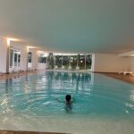 Jessica Athayde Instagram – No fim de semana passado tive finalmente a oportunidade de visitar as @termasdeluso , um lugar icónico que já queria conhecer há muitos anos. Primeiro que tudo, quem nunca fez uma massagem vichy não sabe o que anda a perder. É tao bom estar a receber massagem com água a cair em cima de nós, ultra relaxante. Depois, fiz um tratamento facial que deixou a minha pele espectacular. O meu peixinho adorou e se pudesse ainda la estava a dar mergulhos na piscina interior de água quente.
#pub @aguadeluso #aguadeluso #naturalmenteequilibrada