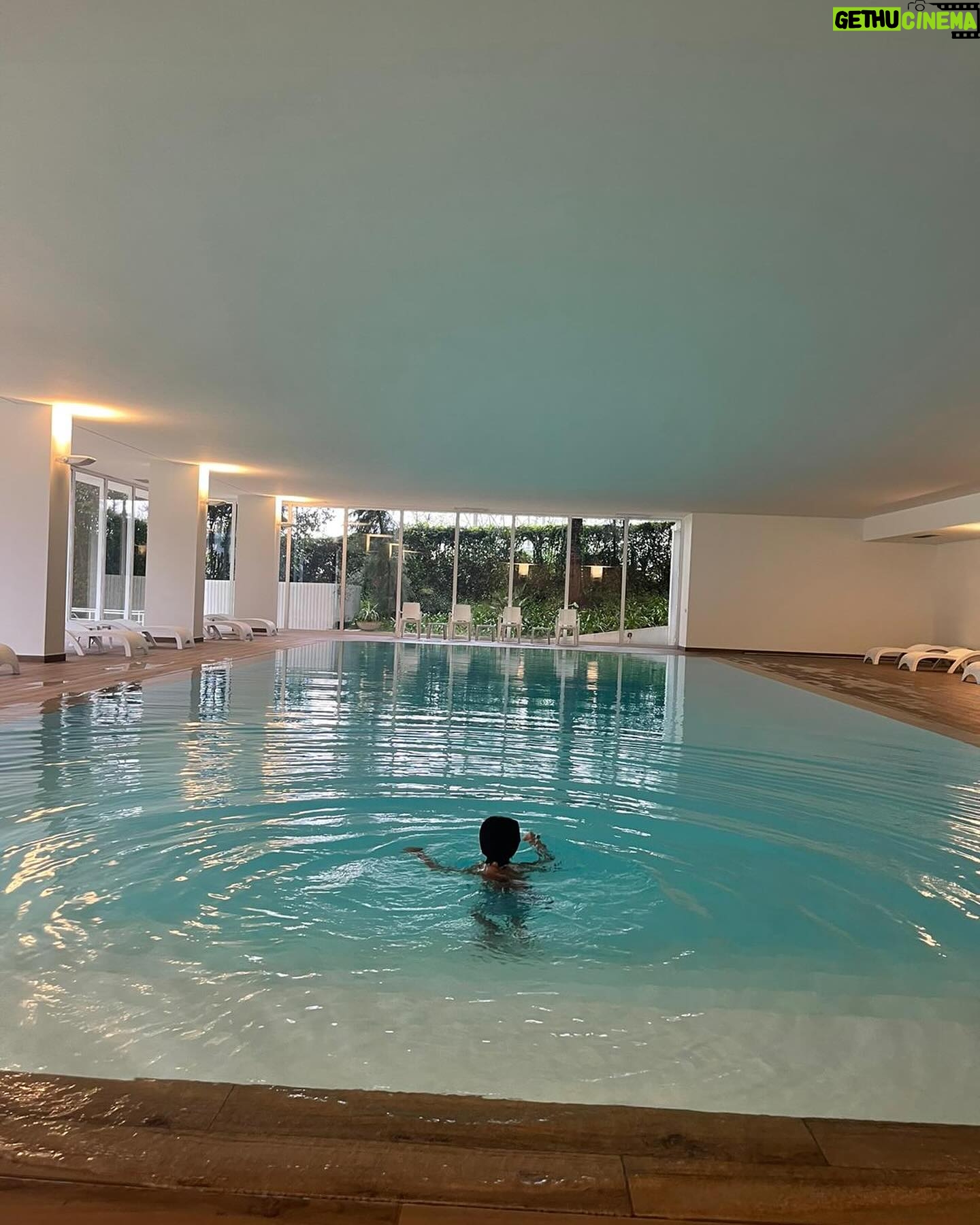 Jessica Athayde Instagram - No fim de semana passado tive finalmente a oportunidade de visitar as @termasdeluso , um lugar icónico que já queria conhecer há muitos anos. Primeiro que tudo, quem nunca fez uma massagem vichy não sabe o que anda a perder. É tao bom estar a receber massagem com água a cair em cima de nós, ultra relaxante. Depois, fiz um tratamento facial que deixou a minha pele espectacular. O meu peixinho adorou e se pudesse ainda la estava a dar mergulhos na piscina interior de água quente. #pub @aguadeluso #aguadeluso #naturalmenteequilibrada