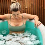 Jessica Athayde Instagram – Que manhã incrível
Fiz um pequeno workshop -Wim Hof Method com o 
@sr__antonio e foi brutal. 
Senti frio ? Zero ! 
Senti muitas outras coisas e até durante o trabalho de respiração chorei 😂
Tive uma trip maravilhosa. Thank you Toninho
💙
Não deixem de seguir a página, aproveitar workshops e eventos privados. 
⭐️