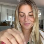 Jessica Athayde Instagram – Aqui está a informação prometida sobre o Serum Vitamin C Concentrate da @freshlycosmetics_pt . Já uso este serum há uns meses e continuo a usar porque adoro a sensação que deixa na minha pele. Como sabem, tenho pele atópica e não posso usar qualquer produto. Dou-me super bem com este serum, tem uma textura leve, tem 99% de ingredientes naturais e previne rugas. Juro que vão adorar. Desta vez estou também a experimentar estes pads reutilizáveis, que podem ser lavados. A adorar.
Pub #freshlycosmetics #glowyskin