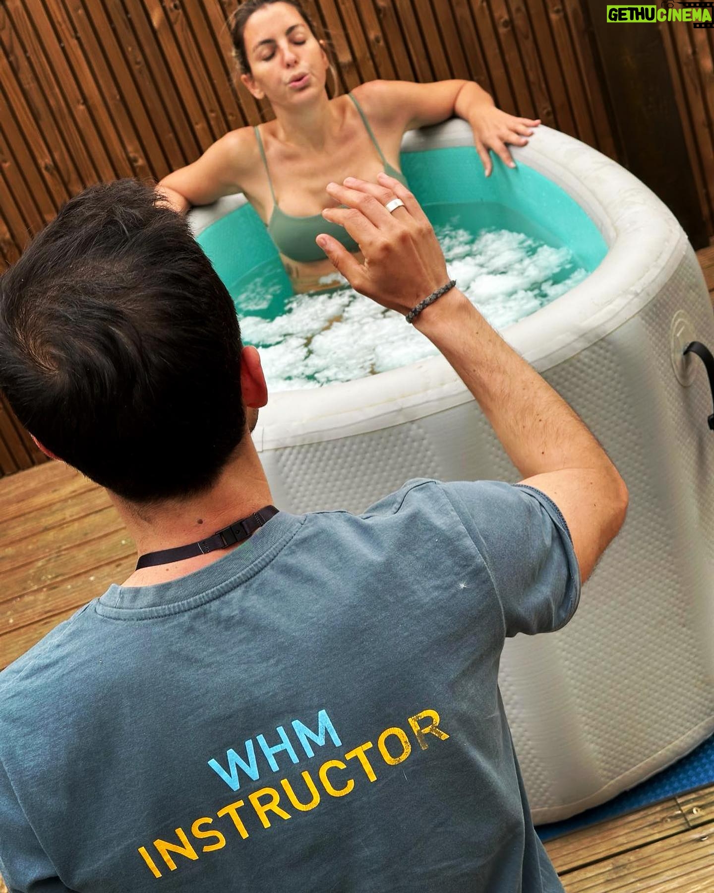 Jessica Athayde Instagram - Que manhã incrível Fiz um pequeno workshop -Wim Hof Method com o @sr__antonio e foi brutal. Senti frio ? Zero ! Senti muitas outras coisas e até durante o trabalho de respiração chorei 😂 Tive uma trip maravilhosa. Thank you Toninho 💙 Não deixem de seguir a página, aproveitar workshops e eventos privados. ⭐️