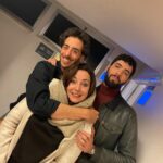 Jessica Athayde Instagram – O nosso último dia no @teatromariamatos ❤️
.
No teatro precisamos de nos agarrar a alguma coisa. No teatro é tudo verdade, mesmo que o teatro seja uma mentira essa mentira torna-se realidade porque estamos dispostos a acreditar naquilo que nos contam. E na vida real é o oposto, uma só coisa é falsa e já nada é verdadeiro. 
( O regresso do Ricardo III no comboio das 9:24 ) 

Obrigada a toda a equipa técnica, actores, produção, encenador e claro o público que manteve a sala cheia durante 4 meses consecutivos 🙌 vocês são os maiores. 

Não percam a digressão – fiquem atentos á página da @fproducao ❤️