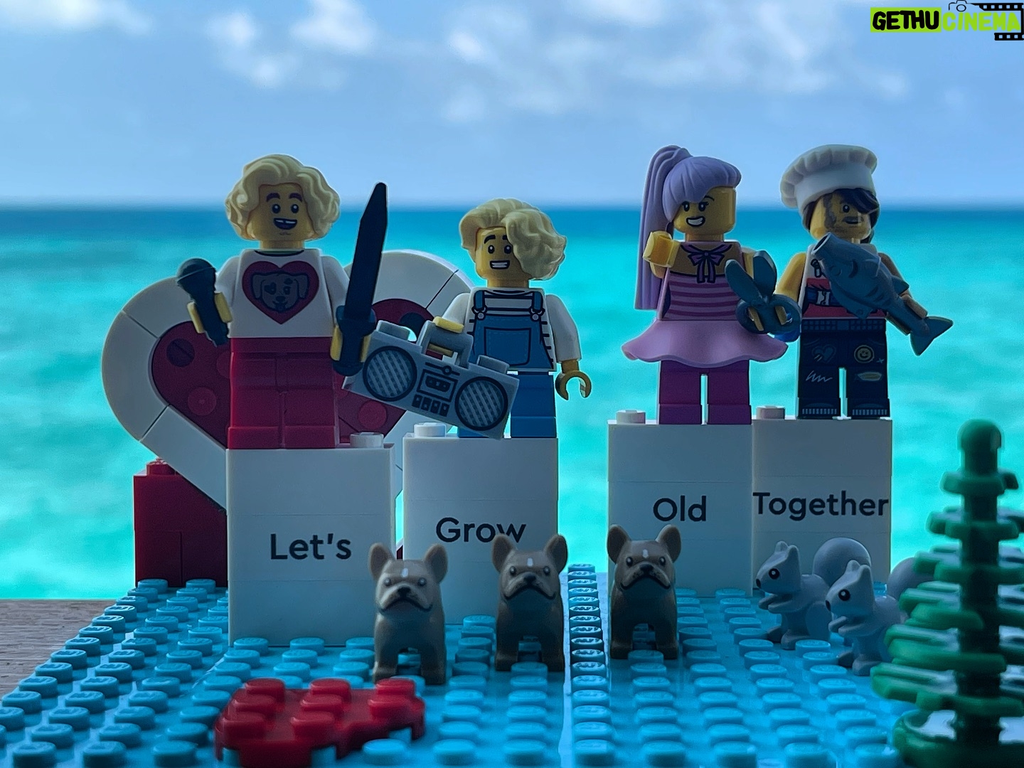 Jessica Athayde Instagram - 🧜♀️ É mesmo verdade. Pedi o Diogo em casamento. Fiz estes legos no colombo, trouxe o fato de banho personalizado escondido na mala, tratei de tudo com o hotel quando cheguei porque obviamente queria fazer este pedido vestida de sereia, então fui obrigada a tirar o curso. True story Quis ter este momento com os meus dois rapazes, o Oli e o Mateus e apanhar o diogo desprevenido. Dont underestimate Celia. Resultou. ❤️ Como dizia a nossa Mariama Só o Amor interessa 🥰