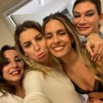 Jessica Athayde Instagram – O nosso último dia no @teatromariamatos ❤️
.
No teatro precisamos de nos agarrar a alguma coisa. No teatro é tudo verdade, mesmo que o teatro seja uma mentira essa mentira torna-se realidade porque estamos dispostos a acreditar naquilo que nos contam. E na vida real é o oposto, uma só coisa é falsa e já nada é verdadeiro. 
( O regresso do Ricardo III no comboio das 9:24 ) 

Obrigada a toda a equipa técnica, actores, produção, encenador e claro o público que manteve a sala cheia durante 4 meses consecutivos 🙌 vocês são os maiores. 

Não percam a digressão – fiquem atentos á página da @fproducao ❤️