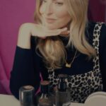 Jessica Athayde Instagram – Pub Há quanto tempo não dás um boost no teu cabelo? Experimentei recentemente a gama Absolut Repair Molecular da @lorealpro e adorei. Esta gama permite-te recuperar dois anos de danos em apenas uma utilização, através da sua tecnologia de peptidos e 5 aminoácidos. É uma diferença enorme! 

#AbsolutRepairMolecular #LorealProPT