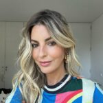 Jessica Athayde Instagram – Estás tão luminosa Jessica, de certeza que estás grávida ! 
Passei O dia a ouvir isto! 
Amores esta tromba que eu acho que merece vir para o feed é só o resultado da magia da @joanamoreira_makeup, da luz incrível deste dia de sol e das vitaminas do @dr.vitorfigueiredo ! 
Não há retoques nem filtros nem gravidezes 
e eu hoje senti-me mesmo bonita, e feliz ! 
Nem todos os dias são assim certo ? 
Este fica registado. 
❤️