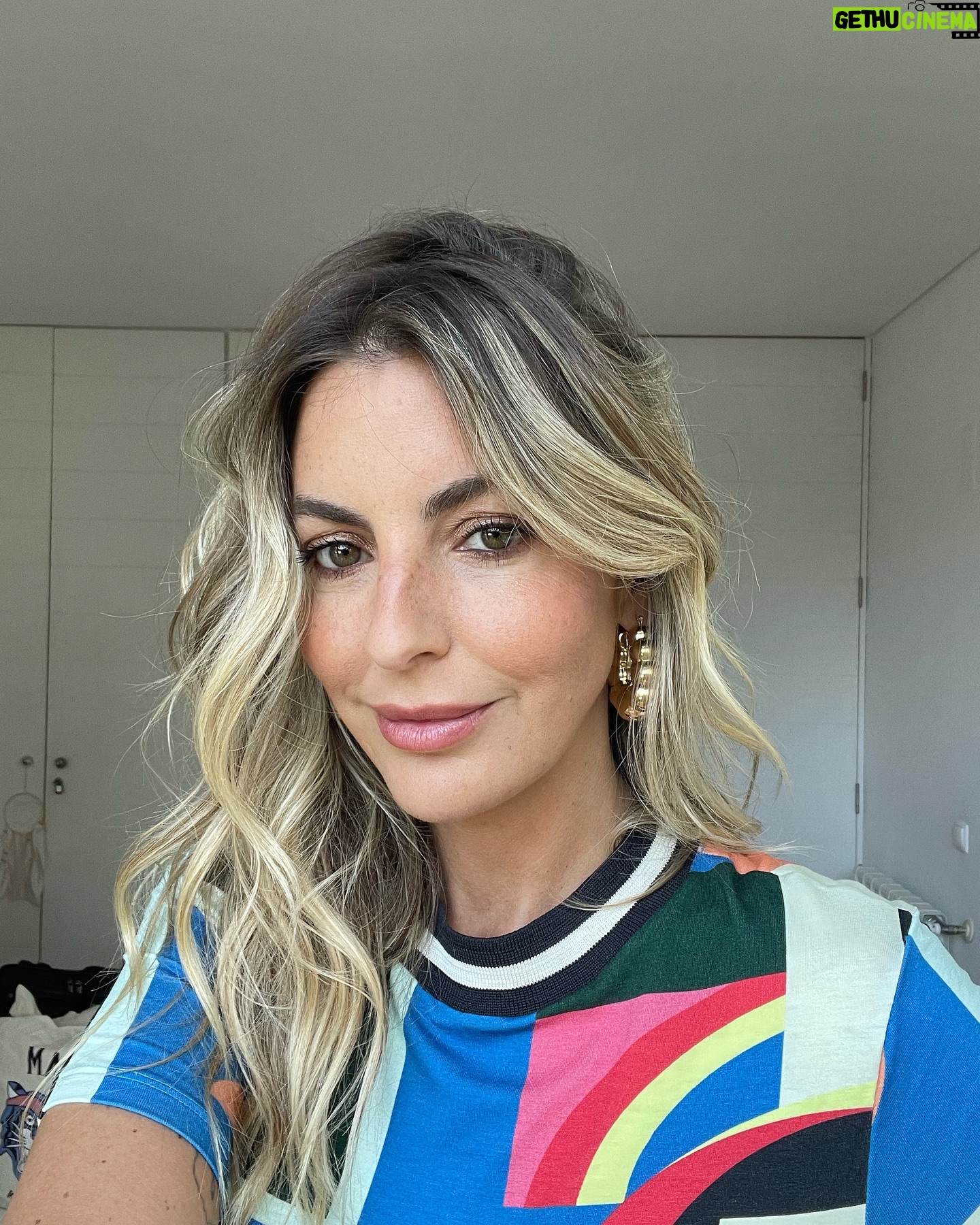 Jessica Athayde Instagram - Estás tão luminosa Jessica, de certeza que estás grávida ! Passei O dia a ouvir isto! Amores esta tromba que eu acho que merece vir para o feed é só o resultado da magia da @joanamoreira_makeup, da luz incrível deste dia de sol e das vitaminas do @dr.vitorfigueiredo ! Não há retoques nem filtros nem gravidezes e eu hoje senti-me mesmo bonita, e feliz ! Nem todos os dias são assim certo ? Este fica registado. ❤️