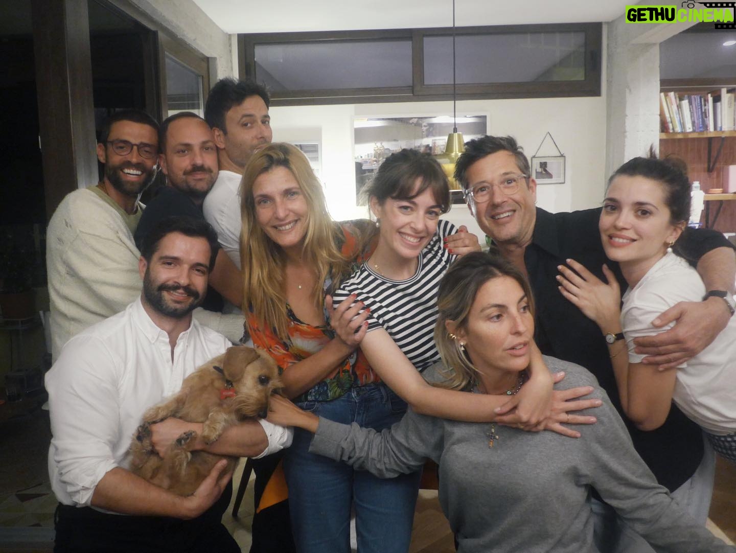 Jessica Athayde - 3 Likes - Acordei de coração cheio e com uma grande carraspana, esta nossa grupeta nasceu na minha casa em campo de Ourique hĆ” 10 anos quando fiz 28 anos, no entanto crescem filhos, nascem outros, chegam namorados para ficar e muitos outros de passagem š ( thank god ) mudamos de casa, chegam cĆ£es novos e atĆ© gatos e coelhos e outros vĆ£o para o cĆ©u.
Mas quando nos juntamos existem coisas que não mudam, os all stars do xico, a Inês que adora cozinhar para todos e receber como ninguém e a Olga que nunca aparece na porra da fotografias.
Tinha muitas saudades ratz
ā¤ļøthank you