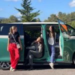 Jessica Athayde Instagram – Pedi á Madalena para me tirar uma fotografia com o meu carro, esqueceu-se foi de enquadrar o carro todo.
O que fica é a intenção e o meu carro estacionado na casa dela. Venho buscar mais logo 💕
Don’t drink and drive 
Don’t forget 

@volkswagencomhistorias  #VWIDBUZZ #waytozero #volkswagencomhistorias #volkswagenveículoscomerciais