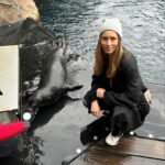 Jessica Biel Instagram - When Jessica Biel met Jessica Seal! 🤝🦭 This is my new friend, Jessica Seal. She is currently thriving at @vanaqua, where she was thankfully given another chance at life. I was lucky enough to meet her and explore the wonderful place she now gets to call home. Thank you @vanaqua for this experience and all the work you do — it’s not every day you get to meet an animal named after you!