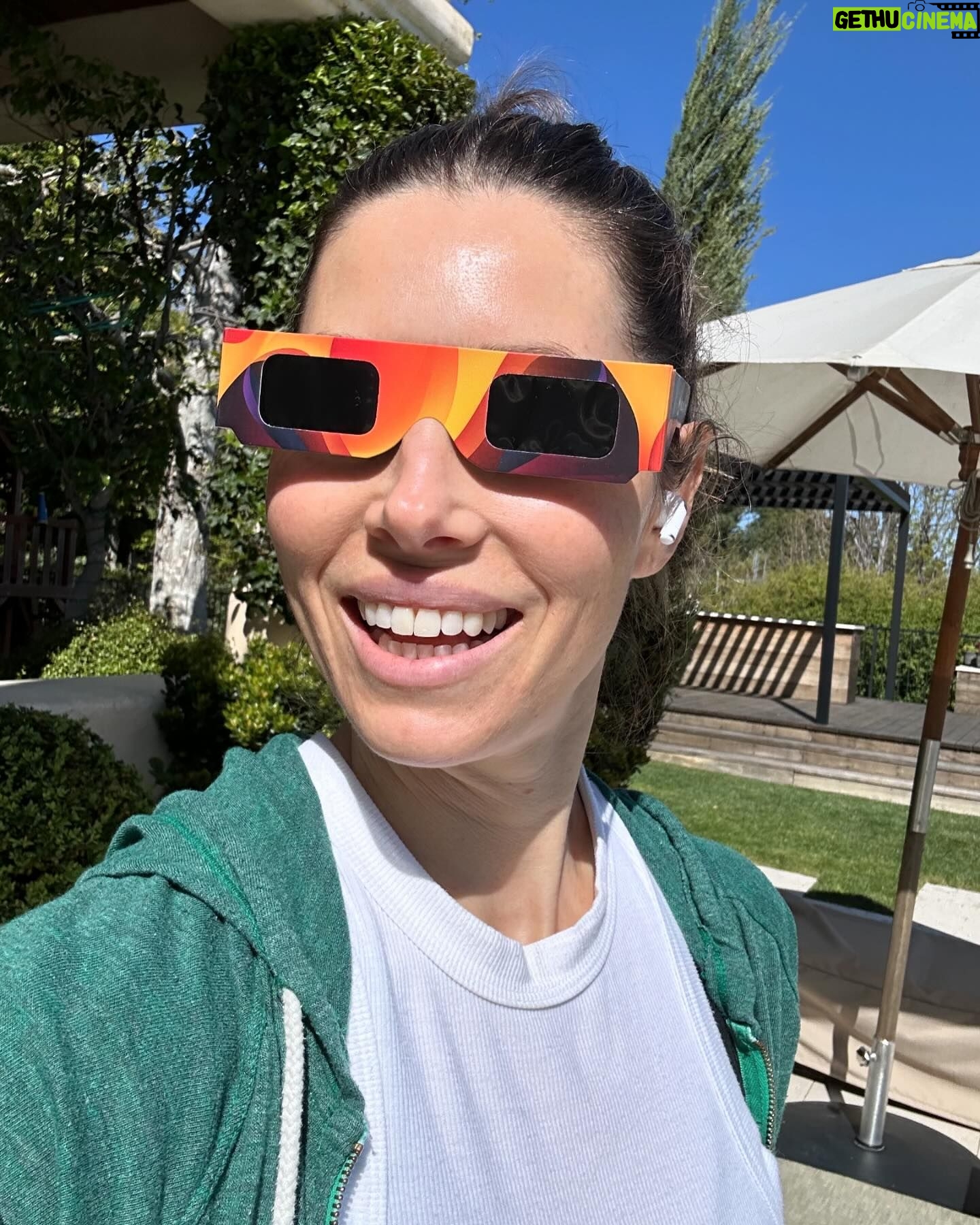 Jessica Biel Instagram - If you have your glasses… get out outside now!! 😎